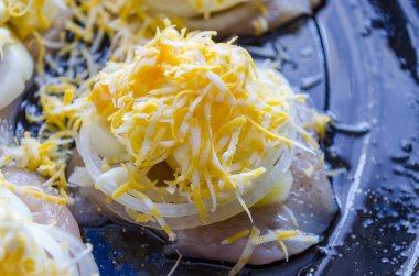 çiğ tavuk isteka topu ile ananas soğan ve peynir bir fırın tepsisine