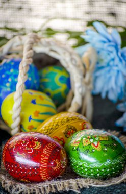 geleneksel bir şekilde dekore edilmiş Paskalya yumurtaları