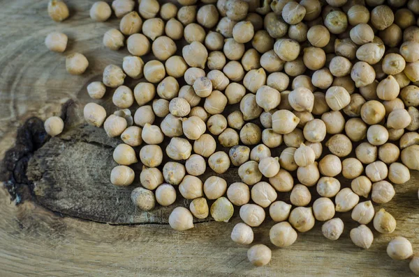 Garbanzos crudos en un tazón — Foto de Stock