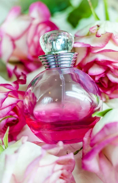 Perfume femenino floral — Foto de Stock