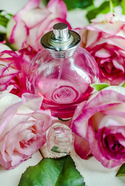 Perfume femenino floral — Foto de Stock