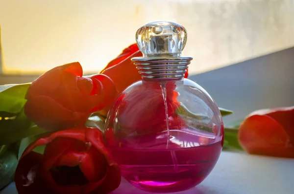 Parfymflaska med blommig våren doft — Stockfoto