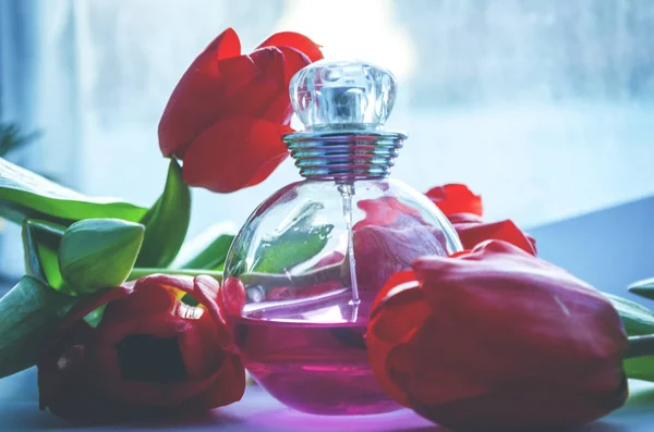 Çiçek bahar kokulu parfüm şişesi — Stok fotoğraf