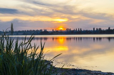 Gün batımında nehir kıyısı