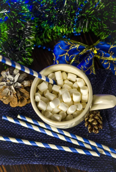 Cup of drink with marshmallows on christmas background — Stock Photo, Image