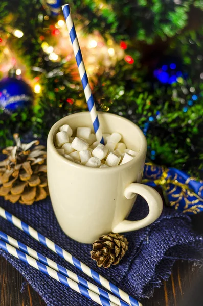 Cup of drink with marshmallows on christmas background — Stock Photo, Image