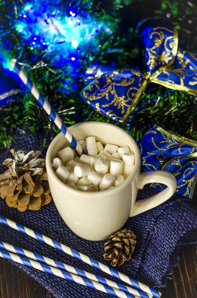 Taza de bebida con malvaviscos en el fondo de Navidad — Foto de Stock