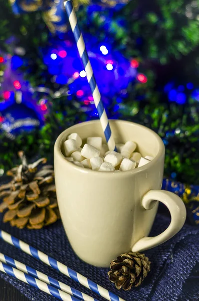 Taza de bebida con malvaviscos en el fondo de Navidad — Foto de Stock