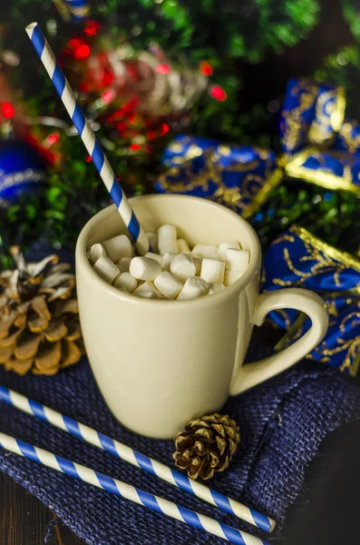 Cup of drink with marshmallows on christmas background — Stock Photo, Image