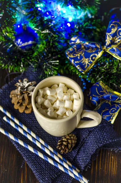 Taza de bebida con malvaviscos en el fondo de Navidad — Foto de Stock