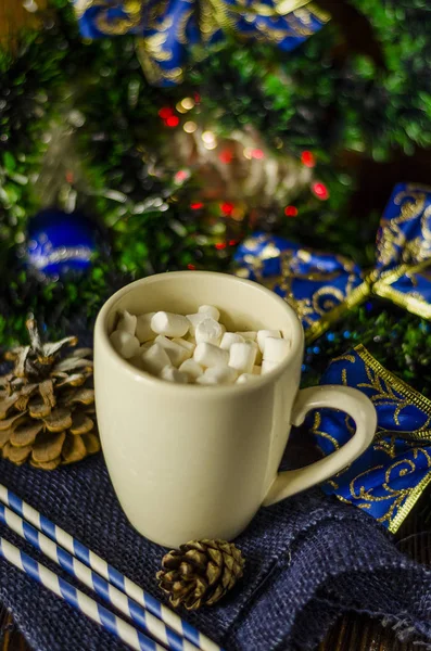 Cup of drink with marshmallows on christmas background — Stock Photo, Image