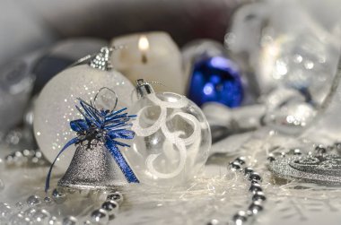 Beyaz ve mavi tonlarda Noel oyuncakları