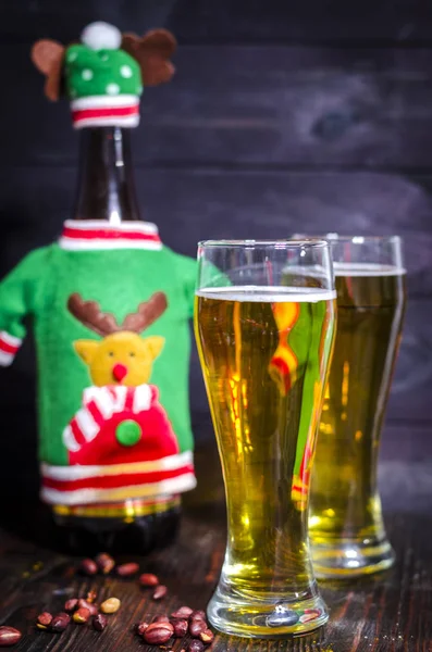 Öl i glas på jul bakgrund — Stockfoto