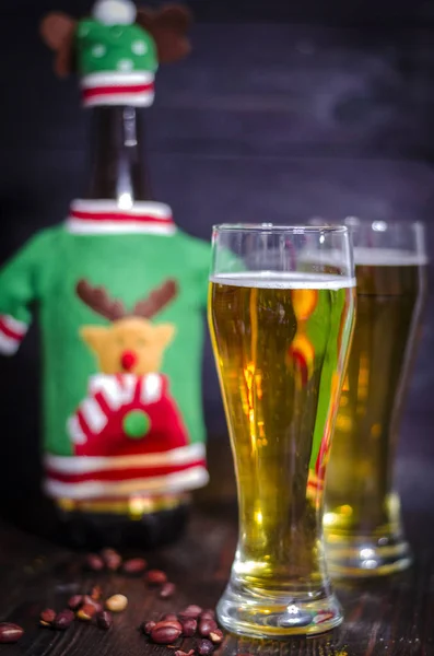 Öl i glas på jul bakgrund — Stockfoto