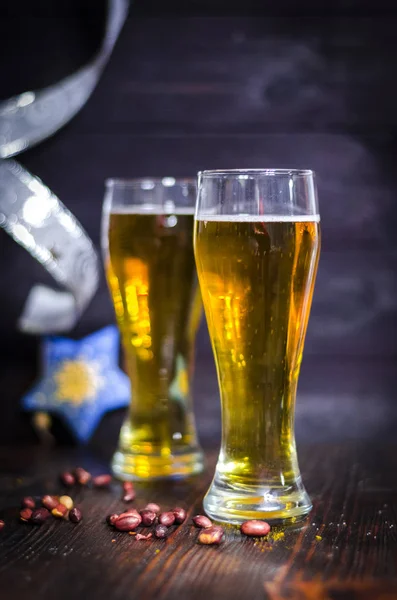 Birra in bicchieri su sfondo natalizio — Foto Stock