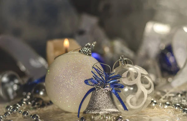 Brinquedos de Natal em tons brancos e azuis — Fotografia de Stock