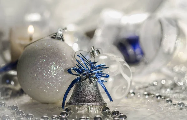 Brinquedos de Natal em tons brancos e azuis — Fotografia de Stock