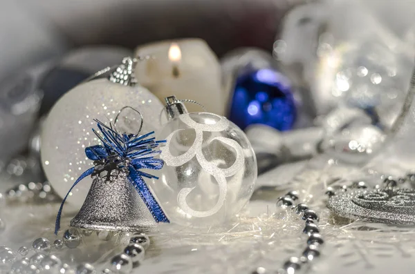 Kerstspeelgoed in witte en blauwe tinten — Stockfoto