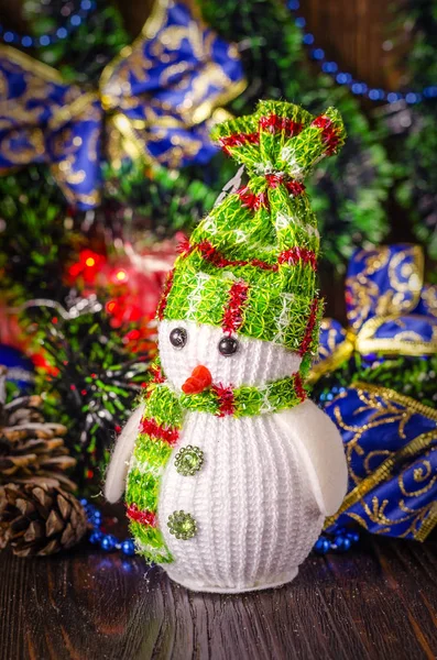 Schneemann auf weihnachtlichem Hintergrund — Stockfoto