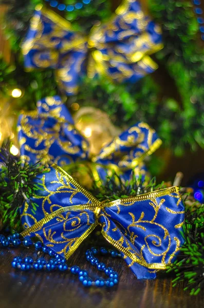 Kerstmis achtergrond, speelgoed op de kerstboom — Stockfoto