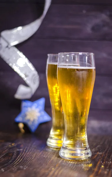 Öl i glas på jul bakgrund — Stockfoto