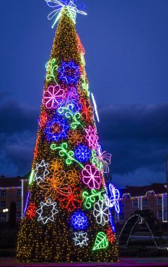 Sokak Noel ağacı renkli çelenk desenleriyle süslenmiş