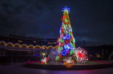Sokak Noel ağacı renkli çelenk desenleriyle süslenmiş