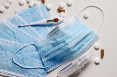 Daha az virüs enfeksiyonu için tıbbi koruyucu maske.