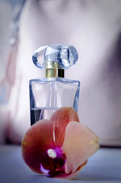 Perfume Mujer Con Aroma Floral Una Botella —  Fotos de Stock