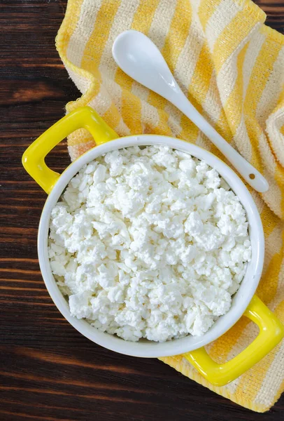 Hüttenkäse Einer Schüssel Auf Einem Holztisch — Stockfoto