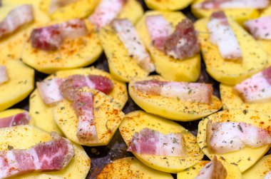 Pastırma ve baharatlı çiğ patates.