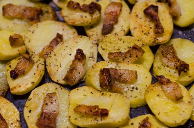 Pastırmalı patates ve fırında baharat.