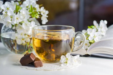 Çay ve kiraz çiçekleri.