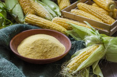 Bir kasede küçük mısır ezmesi ve masada sallanan mısır.