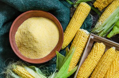 Bir kasede küçük mısır ezmesi ve masada sallanan mısır.