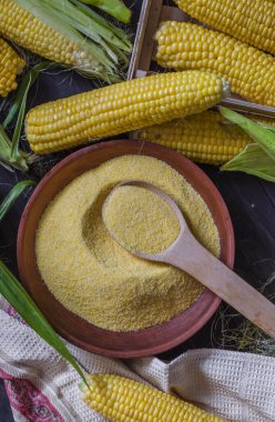 Bir kasede küçük mısır ezmesi ve masada sallanan mısır.