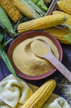 Bir kasede küçük mısır ezmesi ve masada sallanan mısır.