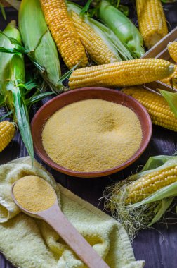 Bir kasede küçük mısır ezmesi ve masada sallanan mısır.