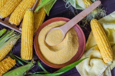 Bir kasede küçük mısır ezmesi ve masada sallanan mısır.