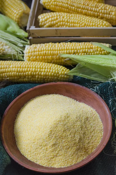 Bir kasede küçük mısır ezmesi ve masada sallanan mısır.