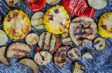 Farklı sebzeler tavada kızartılır.