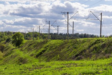 Demiryolu hatlarında yüksek voltaj kabloları ve destekleri