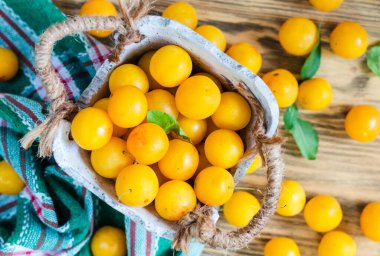 Masada sarı taze kiraz eriği var.