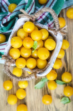 Masada sarı taze kiraz eriği var.