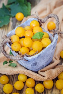 Masada sarı taze kiraz eriği var.
