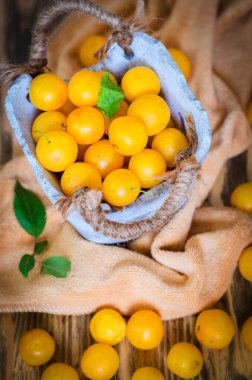 Masada sarı taze kiraz eriği var.