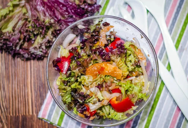 Diätsalat Mit Lachs Aus Der Dose Gemüse Und Bohnen — Stockfoto