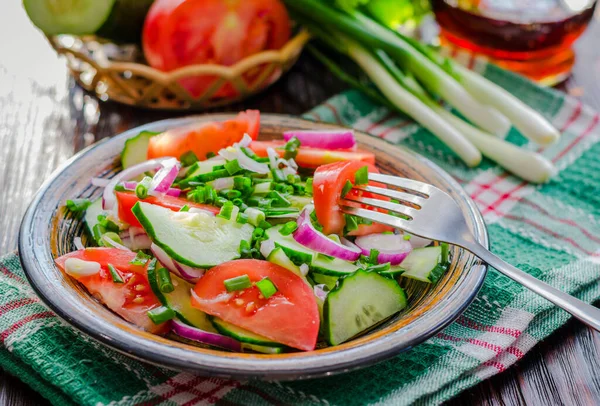 Diätsalat Mit Frischen Gurken Tomaten Und Jungen Zwiebeln — Stockfoto