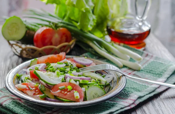 新鲜黄瓜 西红柿和洋葱的膳食沙拉 — 图库照片