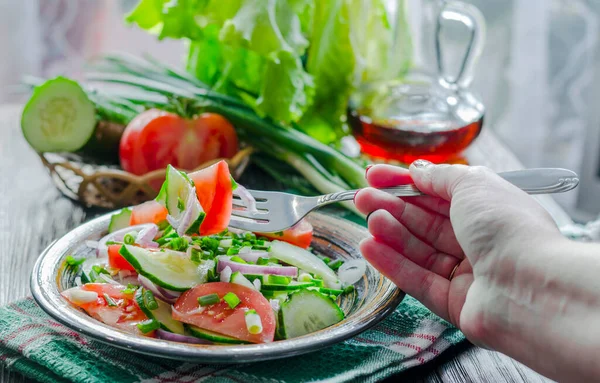 Ensalada Dietética Pepinos Frescos Tomates Cebollas Jóvenes — Foto de Stock